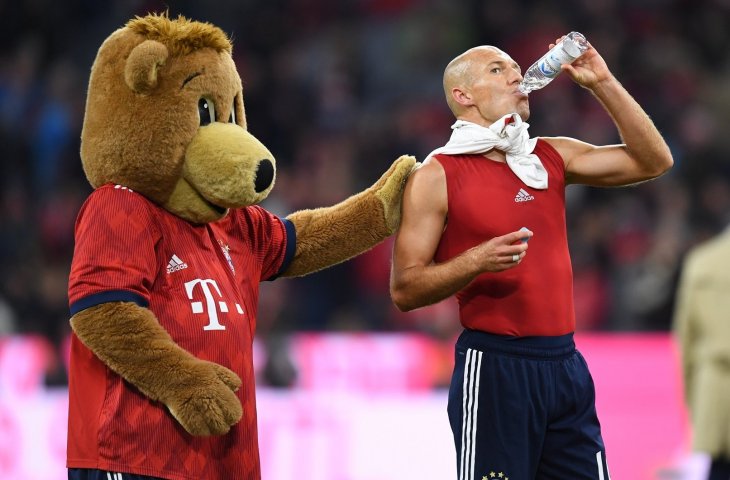 Pemain Bayern Munchen, Arjen Robben bersama maskot Bayern Munchen setelah laga melawan FC Augsburg di  Bundesliga Jerman (AFP)