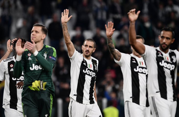 Pemain Juventus, Leonardo Bonucci (tengah) melambaikan tangan ke suporter Juventus (AFP)