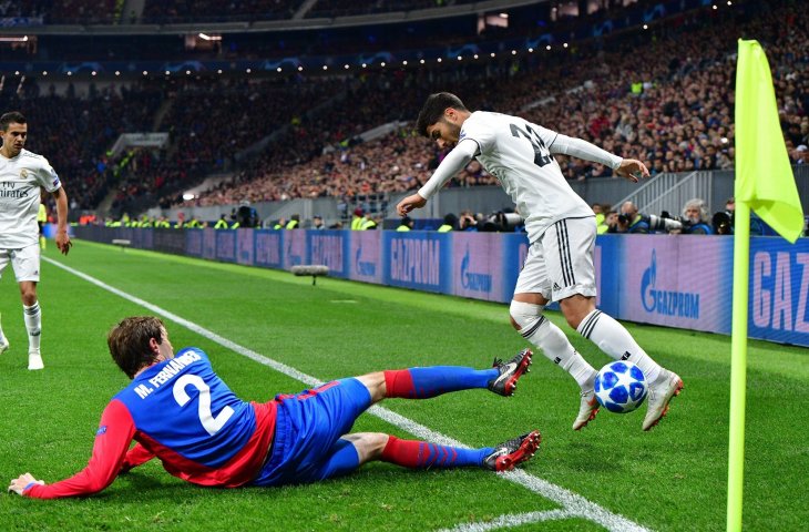 Pemain CSKA Moscow, Mario Fernandes menekel Pemain Real Madrid, Marco Asensio di pekan kedua grup G Liga Champions di Stadion Luzhniki, Moscow (2/10/2018) (AFP) 