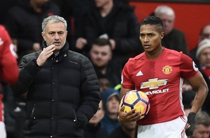 Jose Mourinho dan Antonio Valencia. (Oli Scarff/AFP).