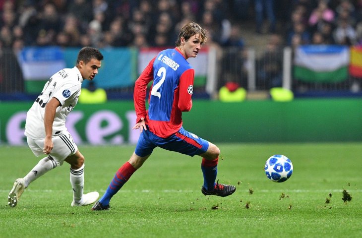 Pemain Real Madrid, Sergio Reguilón (kiri) dan pemain CSKA Moscow, Mario Fernandes berebut bola pada laga pekan kedua grup G Liga Champions di Stadion Luzhniki, Moscow (2/10/2018) (AFP)