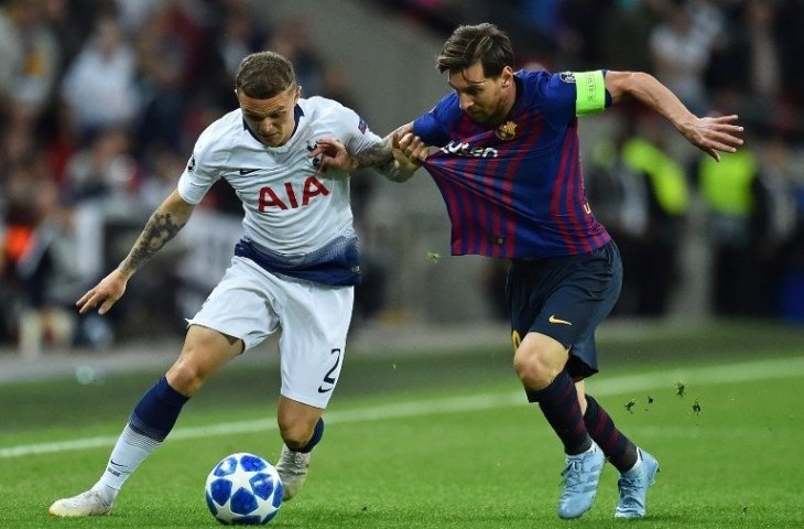 Kieran Trippier (kiri) berduel dengan Lionel Messi (kanan) saat pertemuan di Liga Champions pada 3 Oktober 2018 (Glyn Kirk/AFP)