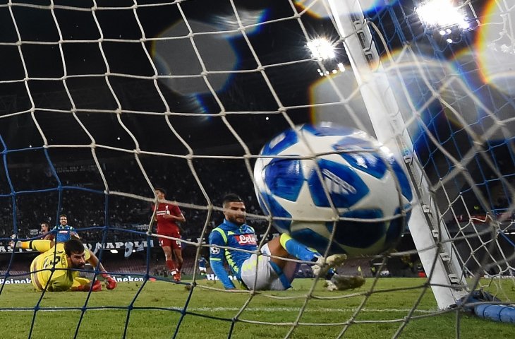 Pemain Napoli, Lorenzo Insigne mencetak gol ke gawang Liverpool di pekan kedua Liga Champions di Stadion San Paolo, Naples (04/10/2018) AFP)