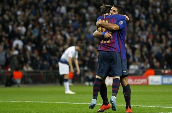 Lionel Messi dan Luis Suarez merayakan gol keempat Messi (Ian Kington/Ikimages/AFP)