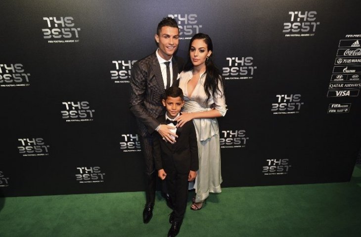 Crisitano Ronaldo bersama Georgina Rodriguez dan Crisitano Ronaldo Jr. menghadiri gala penghargaan FIFA pada 23 Oktober 2017 (Glyn Kirk/AFP)