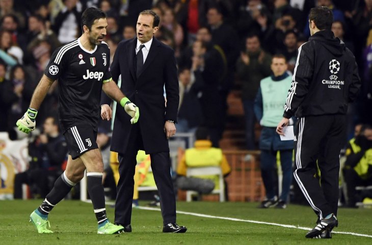 Pelatih Juventus, Massimiliano Allegri (kanan) berbicara kepada kiper Juventus, Gianluigi Buffon (AFP)