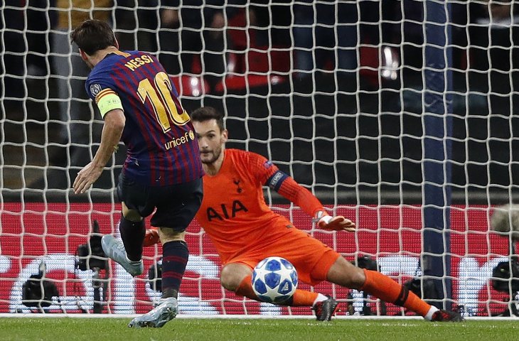 Pemain Barcelona, Lionel Messi saat menjebol gawang Tottenham Hotspur yang dikawal Hugo Lloris (AFP)