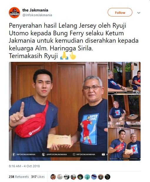 Ryuji Utomo Serahkan hasi lelang jersey-nya kepada Ketua Umum The Jak Mania, Ferry Indrasjarief (Sumber: @InfokomJakmania/Twitter)