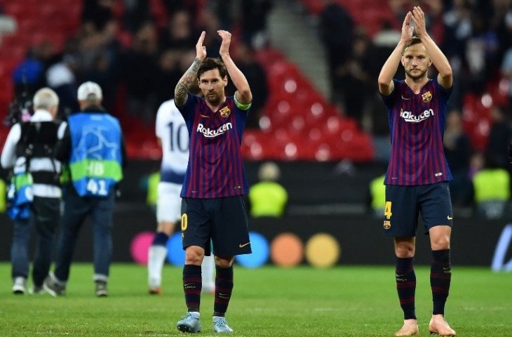 Lionel Messi dan Ivan Rakitic memberikan tepuk tangan kepada penonton usai pertandingan melawan Tottenham Hotspur berakhir (Glyn Kirk/AFP)