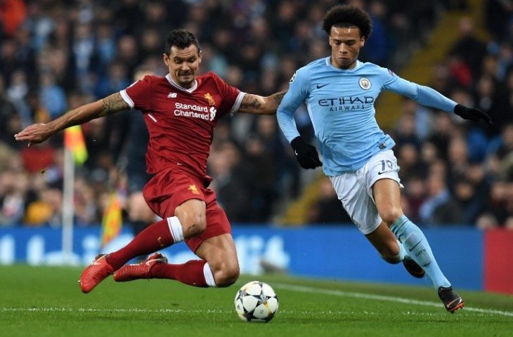 Dejan Lovren (kiri) mencoba menghentikan Leroy Sane (kanan)  saat pertemuan di Liga Champions pada 10 April 2018 (Paul Ellis/AFP)