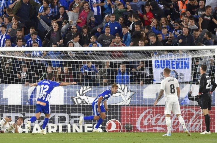 Penyerang Deportivo Alaves, Calleri dan Manuel Alejandro merayakan gol  Manu Garcia ke gawang Real Madrid di Mendizorrotza Stadium. Deportivo Alaves menang 1-0 atas Real Madrid di lanjutan La Liga, Sabtu (6/10/2018). [AFP/ANDER GILLENEA]