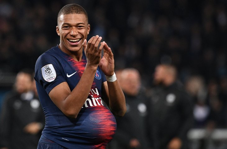 Pemain Paris Saint Germain, Kylian Mbappe merayakan gol ke gawang Lyon (AFP)