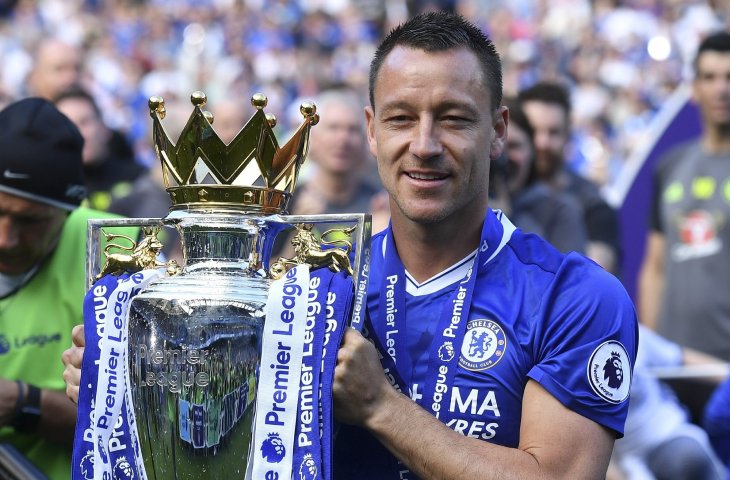 Pemain Chelsea,John Terry berfoto dengan trofi Liga Primer Inggris 2017 (AFP)