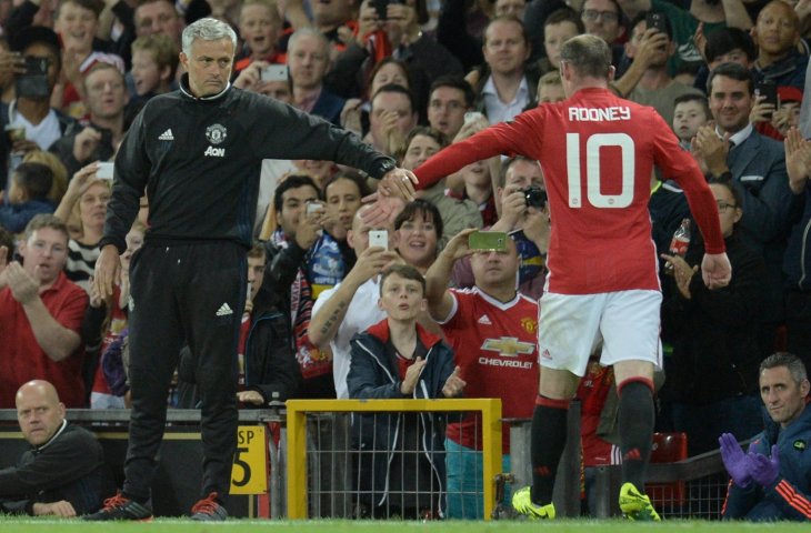 Pemain Manchester United, Wayne Rooney (kanan) saat diganti oleh pelatih Manchester United, Jose Mourinho (kiri) saat laga testimoni antara Manchester United vs Everton di Stadion Old Trafford (3/8/2016) (AFP)