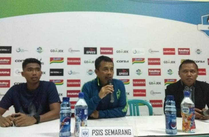 Pelatih PSIS Semarang Jafri Sastra diapit bek Muhammad Rio Saputro dan Media Officer Rian saat konferensi pers usai pertandingan lawan Barito Putera, Sabtu (13/10/2018). [Irwan Febri Rialdi/chatwithamelia.xyz]