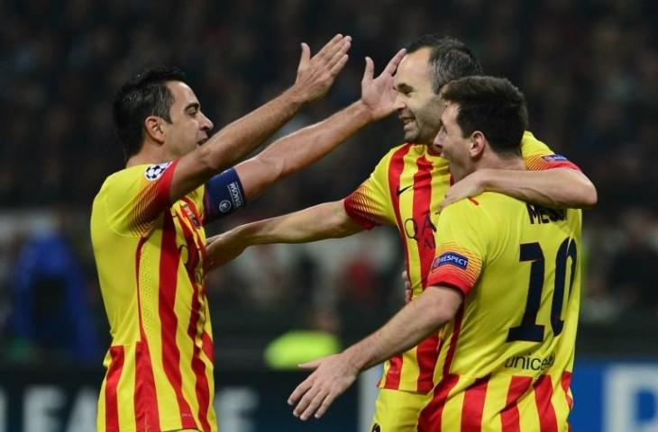 Xavi Hernandez, Andres Iniesta, dan Lionel Messi saat merayakan gol di Liga Champions melawan AC Milan pada 22 Oktober 2013 (Giuseppe Cacace/AFP)