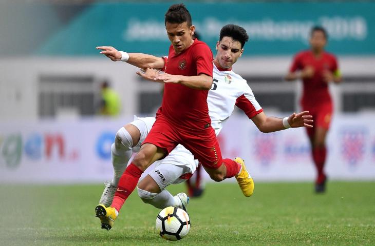 Pemain Timnas Indonesia U-19 Egy Maulana Vikri (tengah) menggiring bola dihadang pesepak bola Timnas Yordania U19 Khaled Radi Kourdi (kiri) dalam pertandingan persahabatan di Stadion Wibawa Mukti, Cikarang Timur, Jawa Barat, Sabtu (13/10). Timnas Indonesia U19 menang 3-2. (ANTARA FOTO/Sigid Kurniawan)