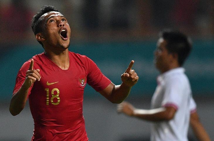 Pemain Timnas Indonesia Irfan Jaya (kiri) melakukan selebrasi usai mencetak gol ke gawang Myanmar dalam pertandingan persahabatan di Stadion Wibawa Mukti, Cikarang Timur, Kabupaten Bekasi, Jawa Barat, Rabu (10/10). Indonesia menang atas Myanmar dengan skor akhir 3-0. (ANTARA FOTO/Sigid Kurniawan)