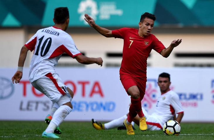 Pemain Timnas Indonesia U-19 Egy Maulana Vikri (tengah) menggiring bola dihadang pemain Timnas Yordania U19 Khaled Radi Kourdi (kiri) dalam pertandingan persahabatan di Stadion Wibawa Mukti, Cikarang Timur, Jawa Barat, Sabtu (13/10). Timnas Indonesia U19 menang 3-2. (ANTARA FOTO/Sigid Kurniawan)