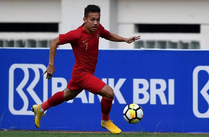 Pemain Timnas Indonesia U-19 Egy Maulana Vikri menggiring bola saat menghadapi Timnas Yordania U19 dalam pertandingan persahabatan di Stadion Wibawa Mukti, Cikarang Timur, Jawa Barat, Sabtu (13/10). Timnas Indonesia U19 menang 3-2. (ANTARA FOTO/Sigid Kurniawan)