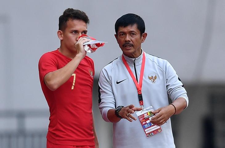 Pelatih Timnas Indonesia U-19 Indra Sjafri (kanan) memberi instruksi kepada Pemain Timnas Indonesia U19 Egy Maulana Vikri saat menghadapi Timnas Yordania U19 dalam pertandingan persahabatan di Stadion Wibawa Mukti, Cikarang Timur, Jawa Barat, Sabtu (13/10). Timnas Indonesia U19 menang 3-2. (ANTARA FOTO/Sigid Kurniawan)