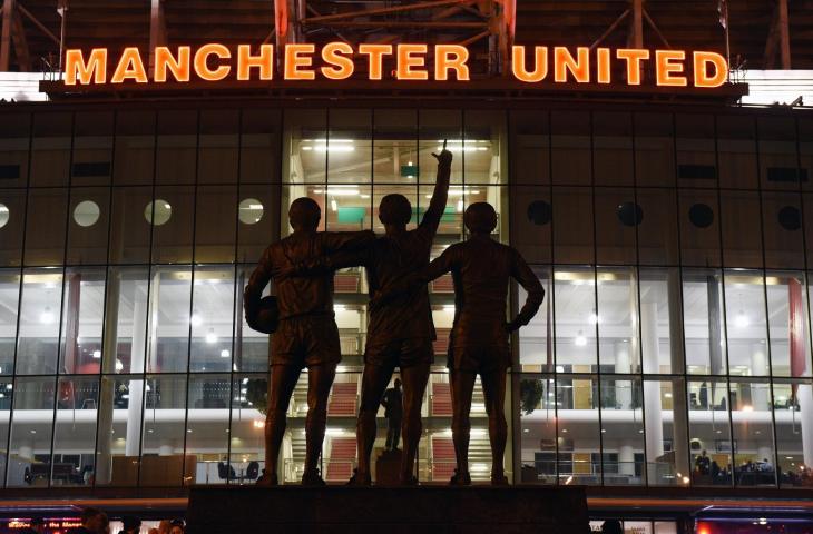 Tampilan Stadion Manchester United, Old Trafford di malam hari (AFP)