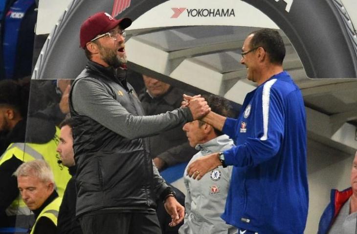 Jurgen Klopp dan Maurizio Sarri berjabat tangan usai laga Chelsea vs Liverpool berakhir pada 29 September 2018 (Glyn Kirk/AFP)