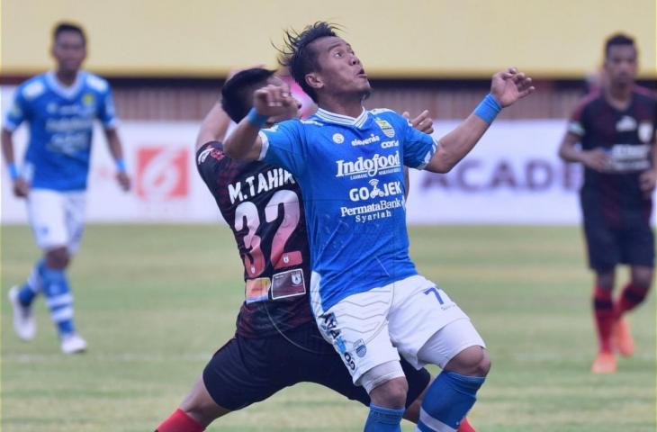 Pemain Persib Bandung, Gozhali Siregar tengah berduel dengan pemain Persipura Jayapura. (Dok Persib)