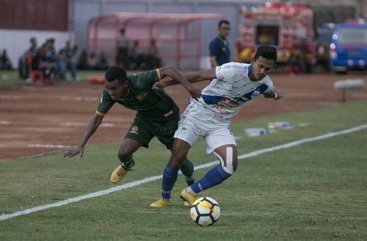 Pemain PS Tira M Kasim (kiri) berebut bola dengan pemain PSIS Semarang Hari Nur Yulianto (kanan) saat laga Liga 1 di Stadion Sultan Agung, Bantul, DI Yogyakarta, Rabu (17/10/2018). PSIS Semarang menang atas PS Tira dengan skor 0-1. (ANTARA FOTO/Hendra Nurdiyansyah)