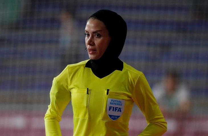 Wasit Berhijab asal Iran Gelareh Nazemi Deylami (FIFA)