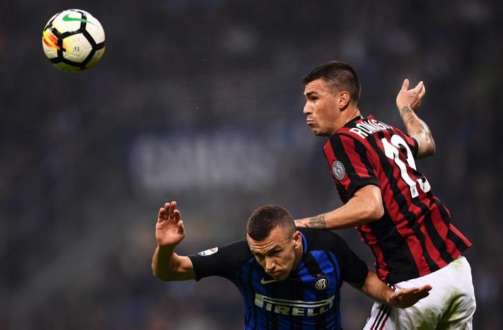 Pemain Inter Milan, Ivan Perisic duel udara dengan pemain AC Milan, Alessio Romagnoli (AFP)