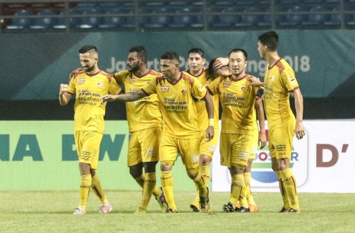 Pemain Sriwijaya FC melakukan selebrasi seusai mencetak gol kegawang Bali United FC saat pertandingan Liga 1 2018 di Stadion Gelora Sriwijaya Jakabaring (GSJ), Palembang, Sumatera Selatan, Sabtu (6/10). Bali United FC kalah atas tuan rumah Sriwijaya FC dengan skor 3-2. (ANTARA FOTO/Nova Wahyudi)