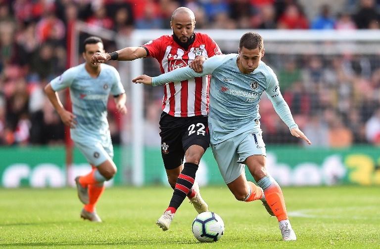 Eden Hazard mencoba mempertahankan bola dari rebutan Nathan Redmond dalam laga melawan Southampton pada 7 Oktober 2018 (Glyn Kirk/AFP)