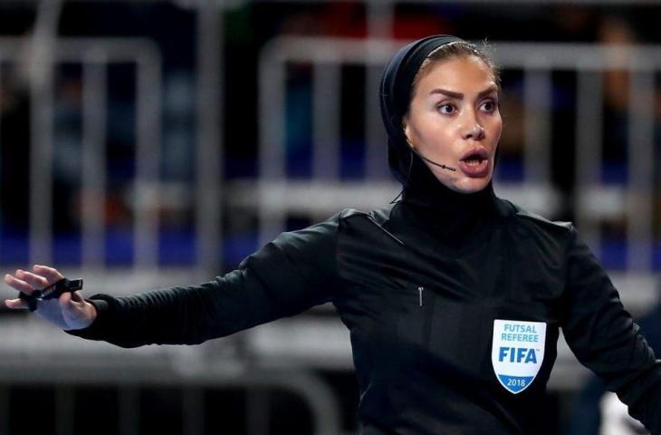 Wasit Berhijab asal Iran Gelareh Nazemi Deylami (FIFA)