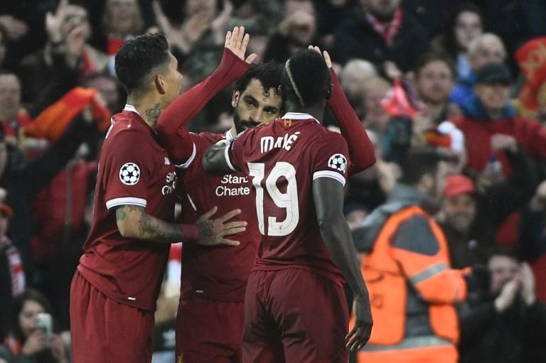 Mohamed Salah, Sadio Mane, dan Roberto Firmino merayakan gol Salah di Liga Champions pada 24 April 2018 (Filippo Monteforte/AFP)