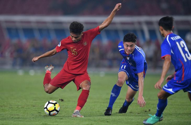 Pemain Timnas Indonesia U-19 Saddil Ramdani (kiri) menendang bola dibayangi pemain Timnas Taiwan Chung Yu Wang (tengah) dalam penyisihan Grup A Piala Asia U-19 di Stadion Utama Gelora Bung Karno, Jakarta, Kamis (18/10/2018). Indonesia menang 3-1. (ANTARA FOTO/Sigid Kurniawan)