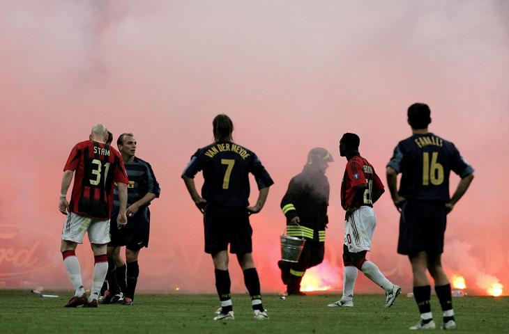 Suporter Inter melempar Flare saat pertandingan Derby Della Madonnina antara Inter-Milan vs AC Milan pada babak pertempat final Liga Champions leg kedua di Stadion San Siro (12/4/2005).