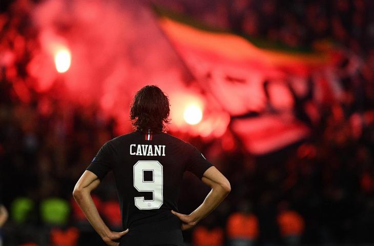 Pemain Paris Saint Germain, Edinson Cavani melihat ulah suporter yang menyalakan flare saat melawan Red Star Belgrade di Liga Champions (AFP)