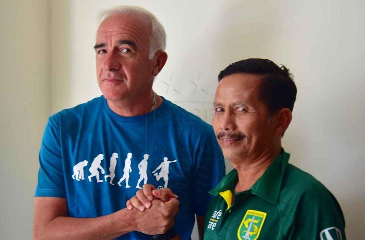 Pelatih Persib Bandung, Roberto Carlos Mario Gomez & Pelatih Persebaya Surabaya, Djajang Nurdjaman (dok persib)