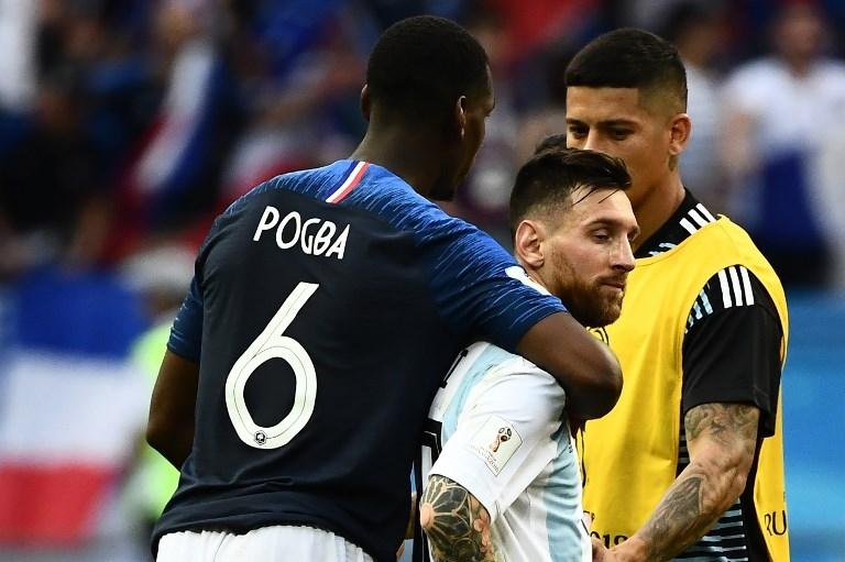 Paul Pogba dan Lionel Messi usai pertandingan antara Prancis dan Argentina berakhir di Piala Dunia 2018 (Jewel Samad/AFP)