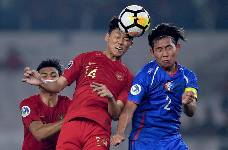 Pemain Timnas Indonesia U-19 Feby Eka Putra (tengah) berebut bola di udara dengan pemain Timnas Taiwan U-19 Pin I Hou (kanan) dalam penyisihan Grup A Piala Asia U-19 di Stadion Utama Gelora Bung Karno, Jakarta, Kamis (18/10/2018). Indonesia menang 3-1. (ANTARA FOTO/Sigid Kurniawan)