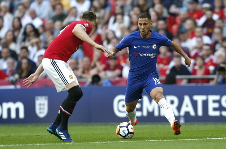 Pemain Manchester United, Phil Jones (kiri) mengawasi pergerakan pemain Chelsea, Eden Hazard saat pertandignan final FA Cup di Stadion Wembley (19/5/2018). (AFP)