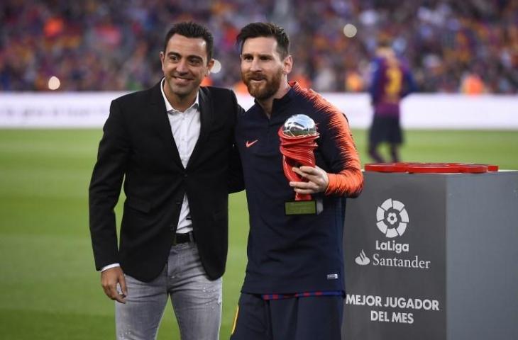 Lionel Messi bersama Xavi Hernandez saat menerima penghargaan  player of the month pada 20 Mei 2018 (Josep Lago/AFP)