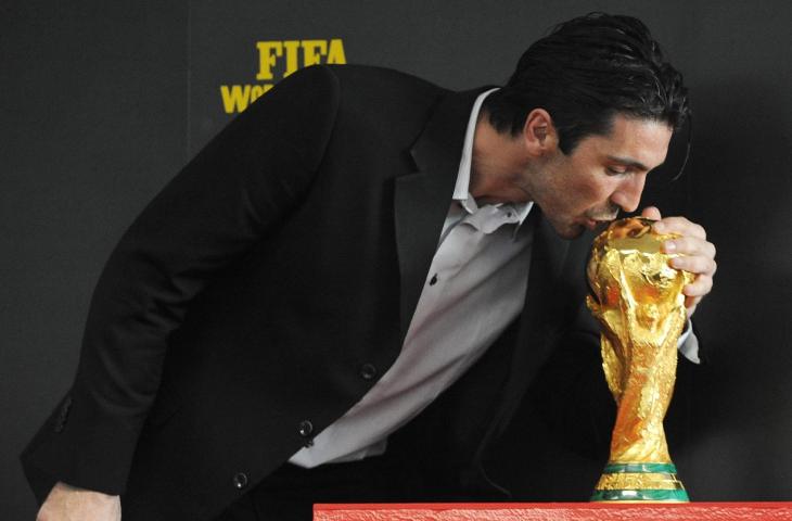 Kiper Timnas Italia, Gianluigi Buffon mencium trofi Piala Dunia 2006 (AFP)