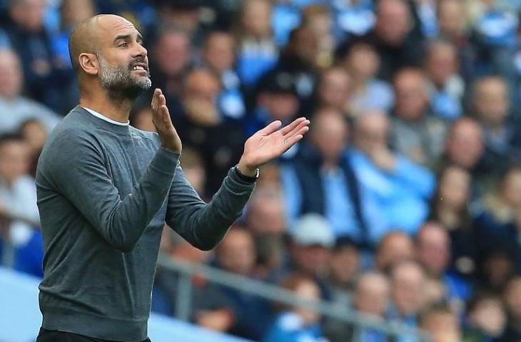 Pelatih Manchester City, Pep Guardiola menyemangati para pemainnya saat melawan Burnley pada 20 Oktober 2018 (Lindsey Parnaby/AFP)