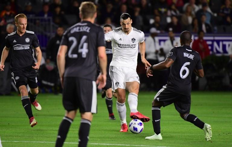 Aksi Zlatan Ibrahimovic saat melawan Atlanta United pada 20 April 2018 (Frederic J. Brown/AFP)