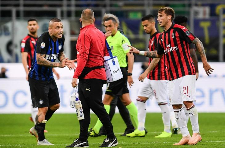 Pemain Inter Milan, Radja Nainggolan (kiri) bereaksi setelah bebenturan dengan gelandang AC Milan, Lucas Biglia (kanan) di Stadion Guissepe Meaza, Milan (AFP)