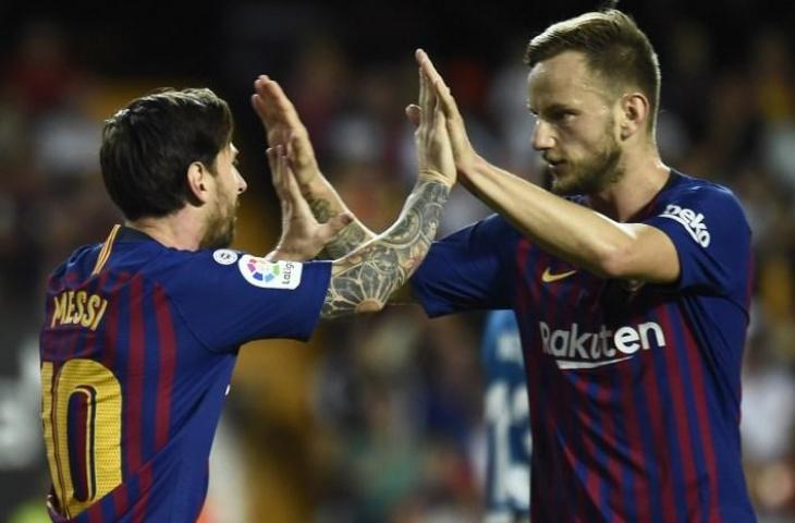 Lionel Messi dan Ivan Rakitic saat merayakan gol Rakitic ke gawang Valencia pada 7 Oktober 2018 (Jose Jordan/AFP)