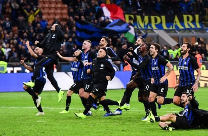 Para pemain Inter Milan merayakan kemenangan atas AC Milan. (Miguel Medina/AFP).