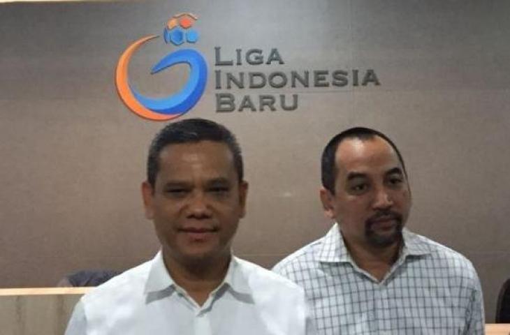 Direktur Utama PT Liga Indonesia Baru (LIB) Berlinton Siahaan (kiri) dan CEO PT Liga Indonedia Baru Risha Adi Wijaya (kanan) saat memberikan keterangan terakit masuknya Indonesia ke dalam Best Developing Football League of the Year di Asia versi AFC [Suara.com/Adie Prasetyo]